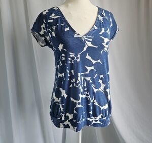 American Eagle Outfitters Navy and White V-Neck Floral Print Tee